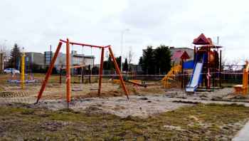 Plac zabaw przy szkole został odnowiony