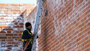 Trwa czyszczenie zamkowych murów