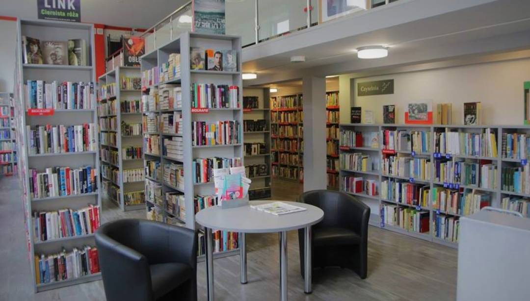 Nowości książkowe, filmowe i codzienna prasa w naszej bibliotece. (Fot. Karol Wrombel)