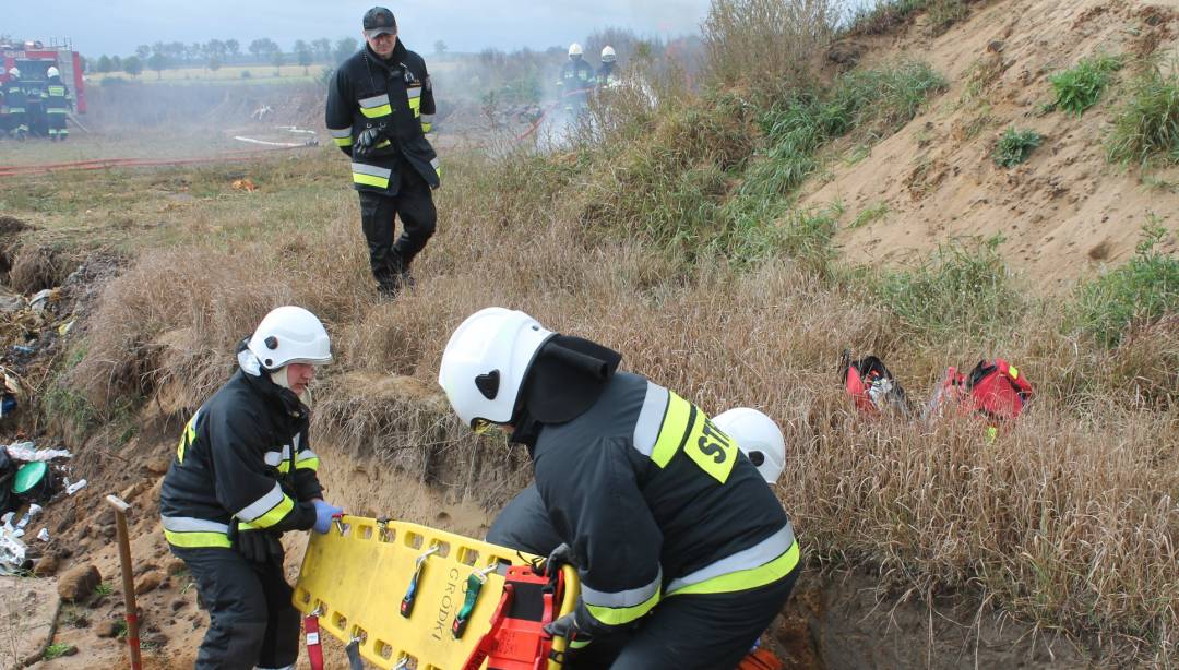 Pożar w oczyszczalni, ofiara przysypana ziemią i uwięzienie w studzience… (Fot. OSP Płośnica)
