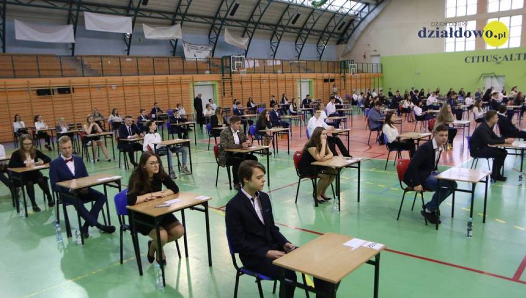 Egzaminy gimnazjalne odbywają się bez przeszkód. (Fot. Karol Wrombel)