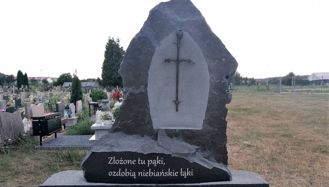 Działdowo dołączyło do miast, które z szacunkiem upamiętniają dzieci zmarłe przed narodzeniem. Inicjatorem budowy Grobu Dzieci Utraconych był ks. kan. Marian Ofiara. (Fot. GM)