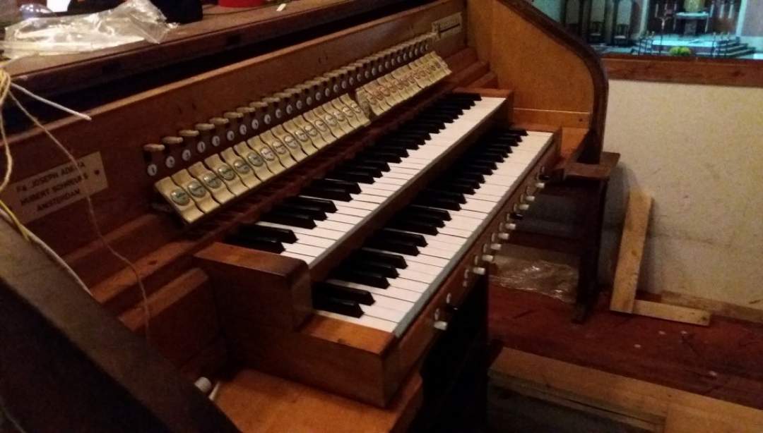 Trwa montaż zabytkowych organów w kościele w Rybnie. (Fot. UG Rybno)