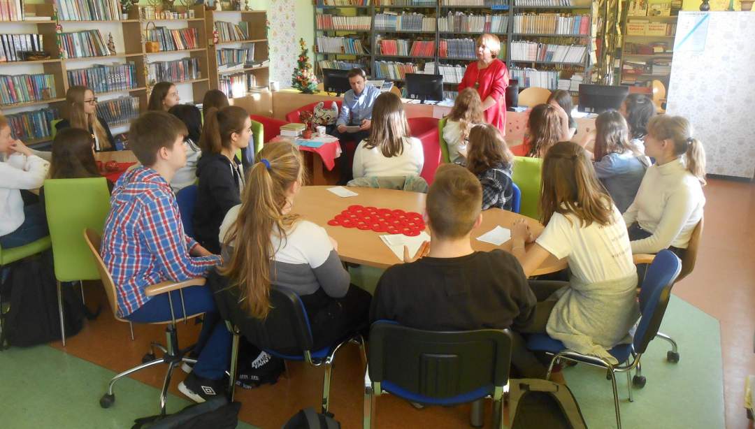 Piotr Kozikowski, działdowski poeta reprezentujący Stowarzyszenie Działdowska Kuźnia Słowa 2 stycznia był gościem biblioteki Szkoły Podstawowej nr 2 z Oddziałami Dwujęzycznymi. (Fot. Gim2) 