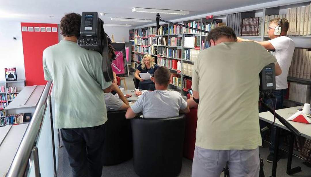 27 czerwca od godz. 9:00 TVP 3 Kraków nagrywała film dokumentalny o Dyskusyjnych Klubach Książki działających przy naszej bibliotece. DKK dla seniorów - słuchaczy UTW, którego moderatorem jest Ewa Sotomska oraz DKK dla osadzonych w Areszcie 