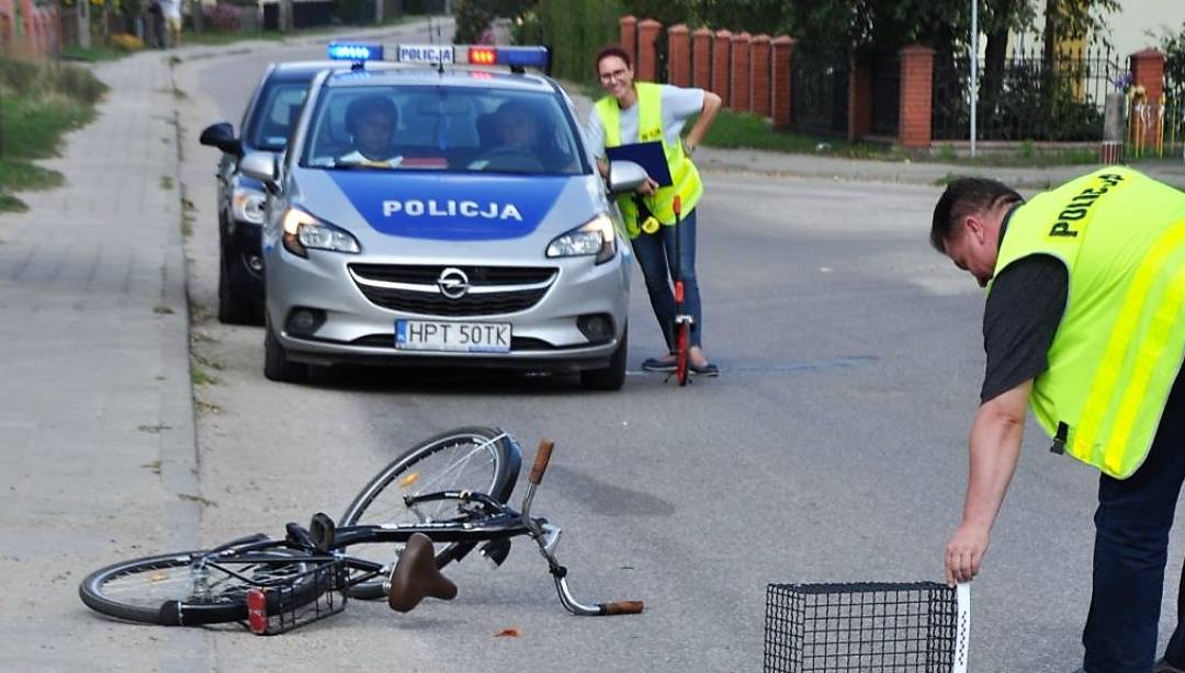 Rowerzystka wjechała pod hondę. Helikopter zabrał ją do szpitala w Olsztynie. (Fot. KPP)
