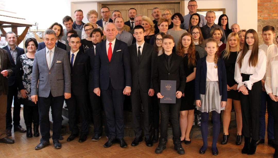 Stypendia dla najlepszych uczniów i wychowanków za wybitne wyniki w nauce i szczególne osiągnięcia artystyczne zostały wręczone (fot. EC).