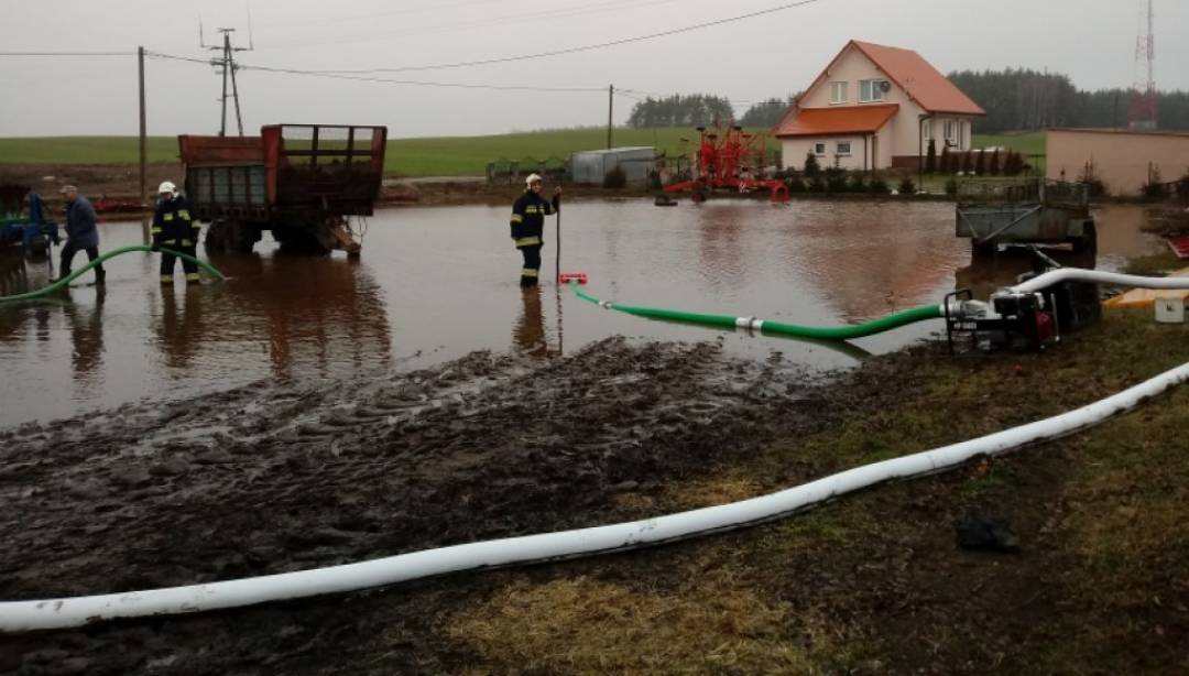 Nowa motopompa pożarnicza przeszła chrzest bojowy. (Fot. UG Rybno)