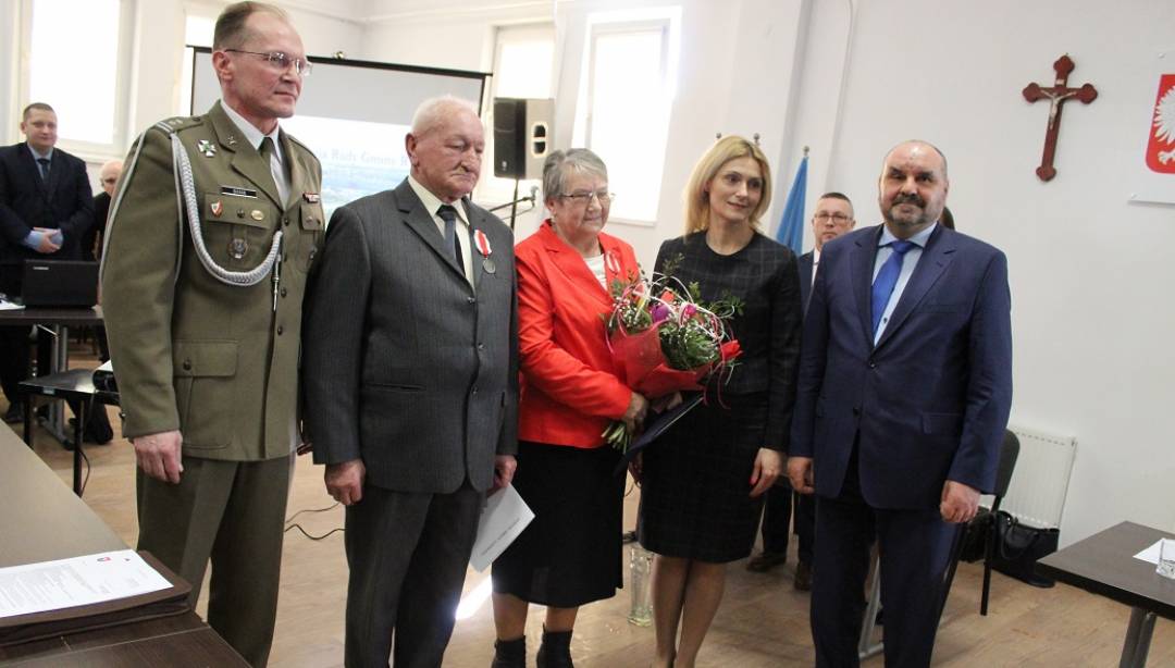 Państwo Jadwiga i Henryk Kuczyńscy otrzymali medal Za Zasługi dla Obronności Kraju. (Fot. SK)