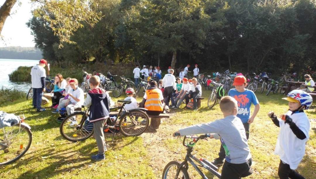 Szkoła Podstawowa im. Janusza Korczaka w Koszelewach zorganizowała rajd rowerowy w ramach projektu „Bezpieczna Gmina Rybno”. (Fot. UG Rybno)