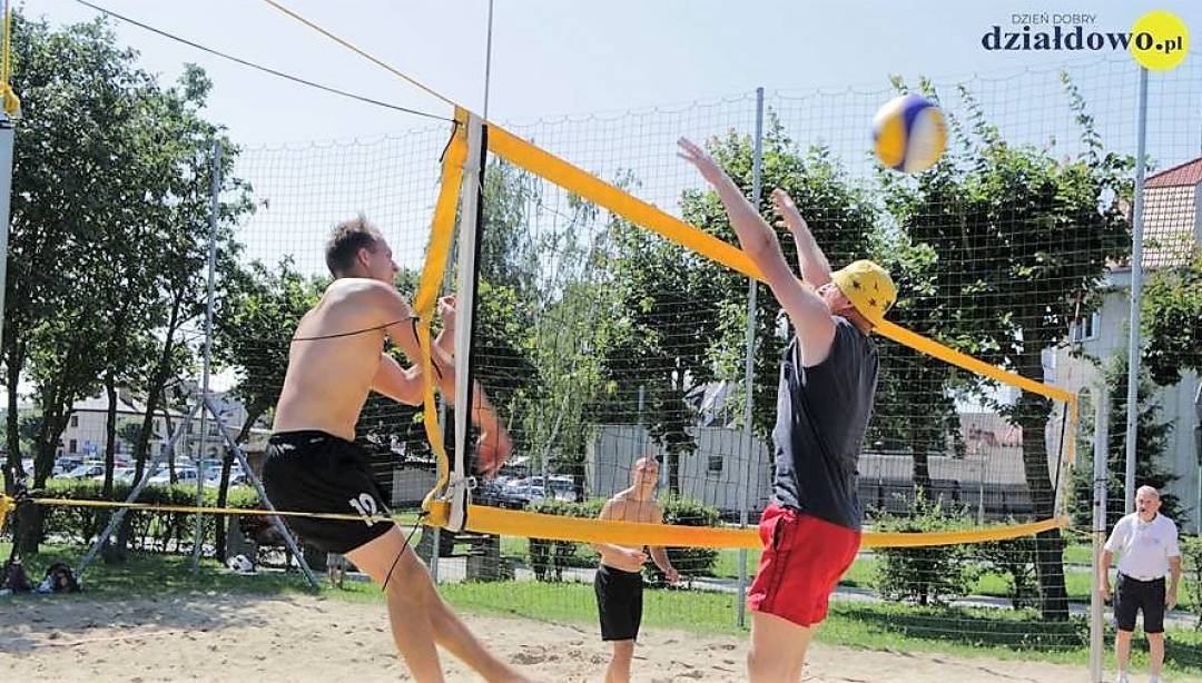 Grali o puchar dyrektora MOSiRu. (Fot. Karol Wrombel/DzieńDobryDziałdowo.pl)