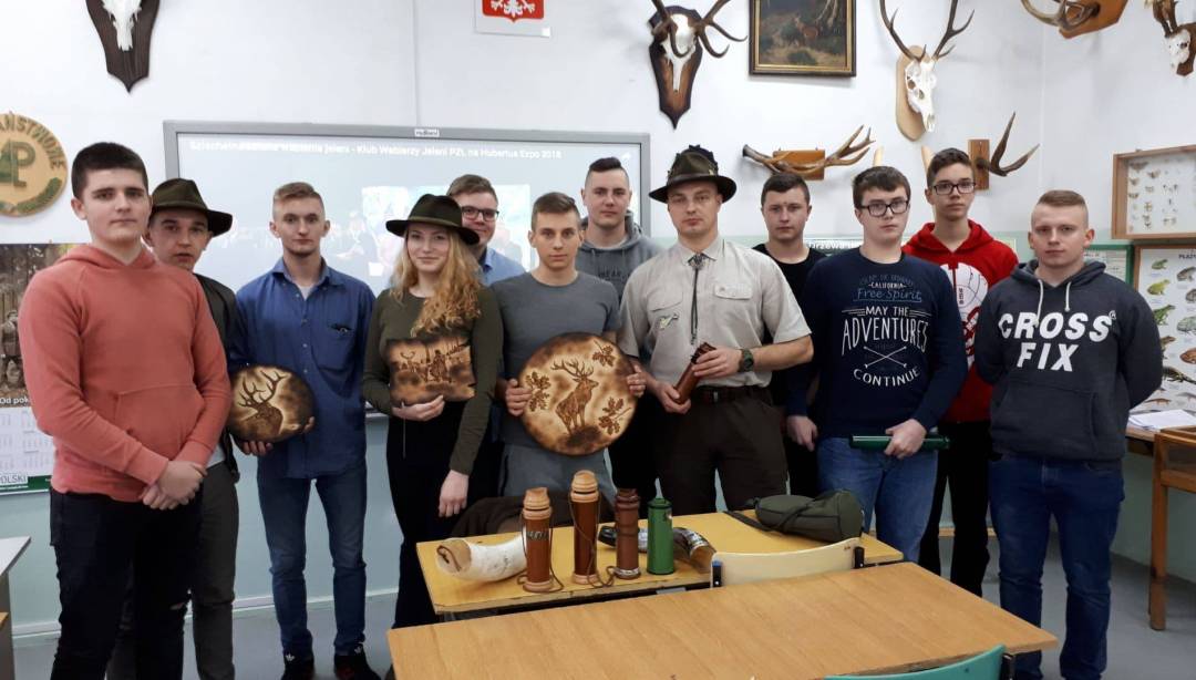 Zajęcia z mistrzem Polski w wabieniu jeleni. (Fot. ZSZ Iłowo Osada)