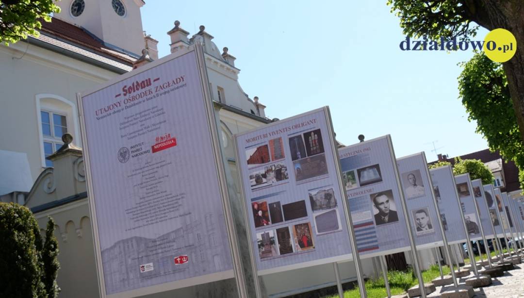 Wystawa o niemieckich obozach w Działdowie już stoi przy działdowskim ratuszu
