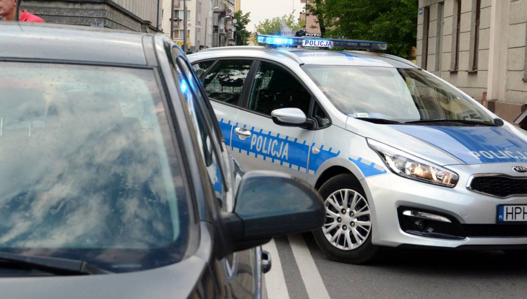 Cofając uderzył w inny samochód. (Fot. KPP)