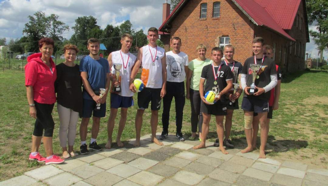 W niedzielę 13 sierpnia odbył się Gminny Turniej Plażowej Piłki Siatkowej. W upalnym słońcu 5 drużyn systemem brazylijskim wytrwale walczyło o każdy punkt. (Fot. UG Działdowo) 