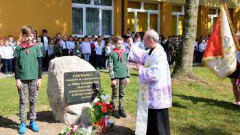 Pod Dębem Pamięci odsłonięto tablicę