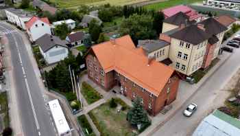 Szkolny apel z okazji zakończenia remontu dachu 🎉🏫