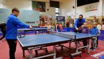 🏓🤝 Tenis łączy pokolenia – inspirujące wydarzenie w lokalnej szkole