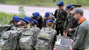 Gra terenowa Tajemnice Brynicy z wojskiem w tle